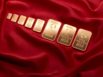 Sortierte Goldbarren auf einem roten Tuch